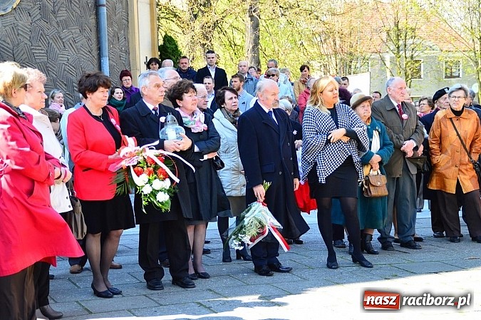 Zdjęcie w galerii na portalu naszraciborz.pl: Raciborzanie uczcili ofiary katastrofy smoleńskiej. Pierwsza rocznica odsłonięcia tablicy przy ul. Warszawskiej wiadomości z regionu