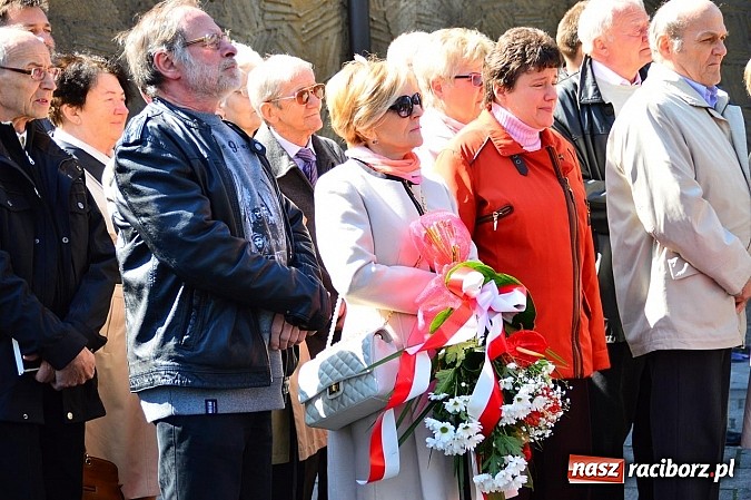 Zdjęcie w galerii na portalu naszraciborz.pl: Raciborzanie uczcili ofiary katastrofy smoleńskiej. Pierwsza rocznica odsłonięcia tablicy przy ul. Warszawskiej wiadomości z regionu
