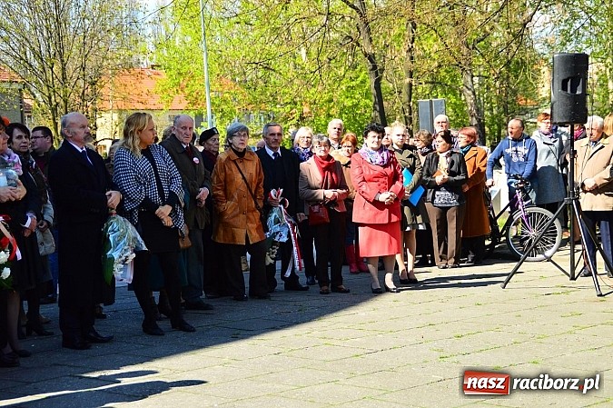Zdjęcie w galerii na portalu naszraciborz.pl: Raciborzanie uczcili ofiary katastrofy smoleńskiej. Pierwsza rocznica odsłonięcia tablicy przy ul. Warszawskiej wiadomości z regionu