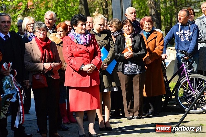 Zdjęcie w galerii na portalu naszraciborz.pl: Raciborzanie uczcili ofiary katastrofy smoleńskiej. Pierwsza rocznica odsłonięcia tablicy przy ul. Warszawskiej wiadomości z regionu