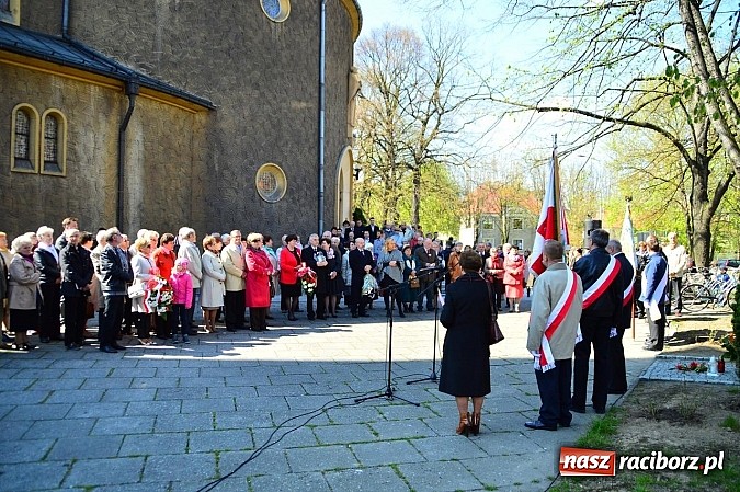 Zdjęcie w galerii na portalu naszraciborz.pl: Raciborzanie uczcili ofiary katastrofy smoleńskiej. Pierwsza rocznica odsłonięcia tablicy przy ul. Warszawskiej wiadomości z regionu