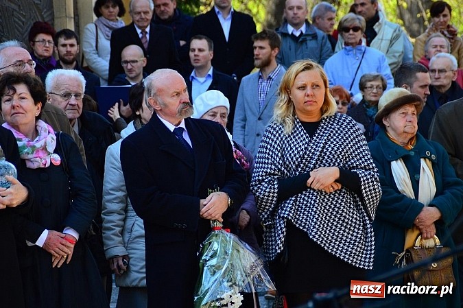 Zdjęcie w galerii na portalu naszraciborz.pl: Raciborzanie uczcili ofiary katastrofy smoleńskiej. Pierwsza rocznica odsłonięcia tablicy przy ul. Warszawskiej wiadomości z regionu