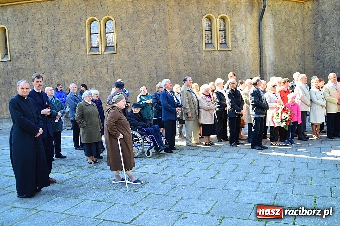 Zdjęcie w galerii na portalu naszraciborz.pl: Raciborzanie uczcili ofiary katastrofy smoleńskiej. Pierwsza rocznica odsłonięcia tablicy przy ul. Warszawskiej wiadomości z regionu