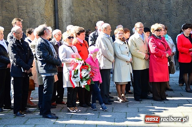 Zdjęcie w galerii na portalu naszraciborz.pl: Raciborzanie uczcili ofiary katastrofy smoleńskiej. Pierwsza rocznica odsłonięcia tablicy przy ul. Warszawskiej wiadomości z regionu