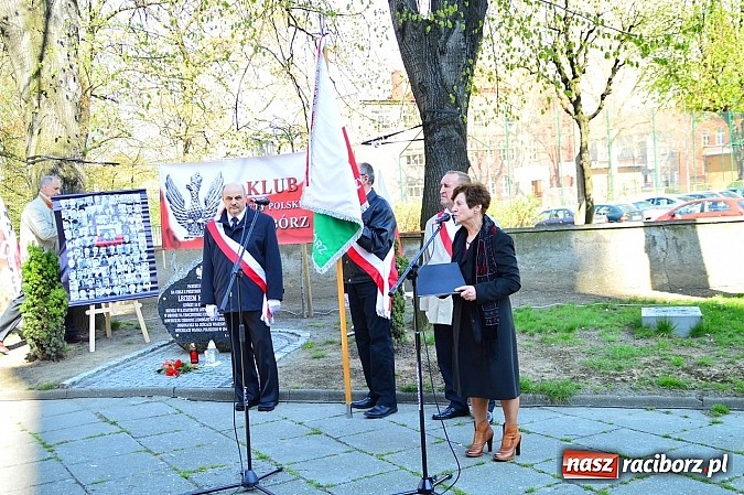 Zdjęcie w galerii na portalu naszraciborz.pl: Raciborzanie uczcili ofiary katastrofy smoleńskiej. Pierwsza rocznica odsłonięcia tablicy przy ul. Warszawskiej wiadomości z regionu