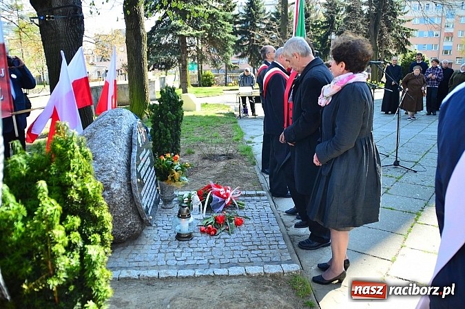 Zdjęcie w galerii na portalu naszraciborz.pl: Raciborzanie uczcili ofiary katastrofy smoleńskiej. Pierwsza rocznica odsłonięcia tablicy przy ul. Warszawskiej wiadomości z regionu