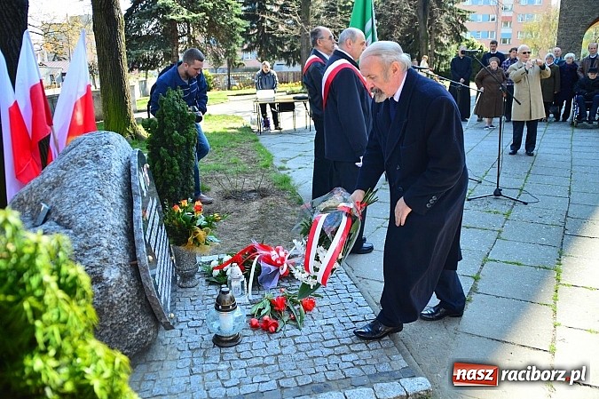 Zdjęcie w galerii na portalu naszraciborz.pl: Raciborzanie uczcili ofiary katastrofy smoleńskiej. Pierwsza rocznica odsłonięcia tablicy przy ul. Warszawskiej wiadomości z regionu