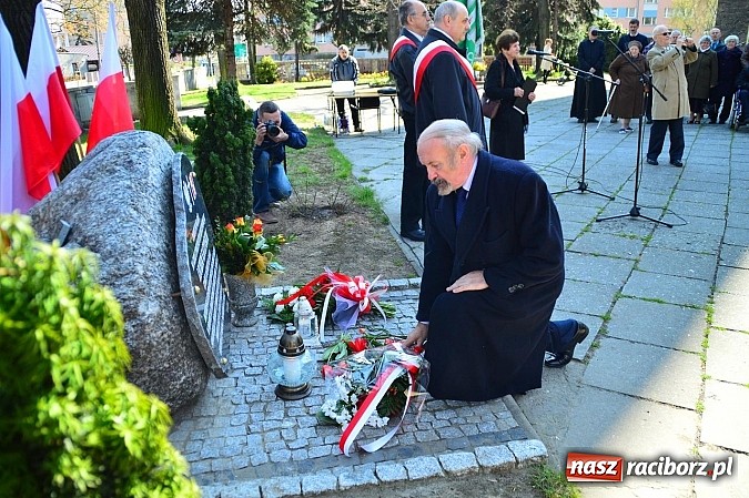 Zdjęcie w galerii na portalu naszraciborz.pl: Raciborzanie uczcili ofiary katastrofy smoleńskiej. Pierwsza rocznica odsłonięcia tablicy przy ul. Warszawskiej wiadomości z regionu