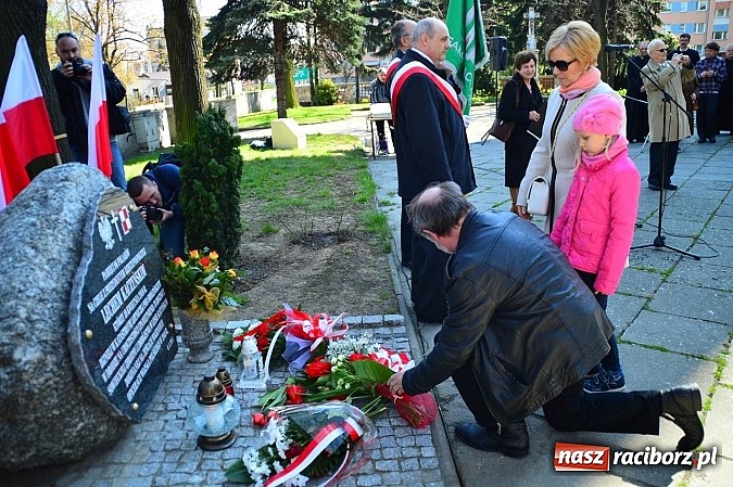 Zdjęcie w galerii na portalu naszraciborz.pl: Raciborzanie uczcili ofiary katastrofy smoleńskiej. Pierwsza rocznica odsłonięcia tablicy przy ul. Warszawskiej wiadomości z regionu