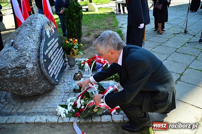 Zdjęcie w galerii na portalu naszraciborz.pl: Raciborzanie uczcili ofiary katastrofy smoleńskiej. Pierwsza rocznica odsłonięcia tablicy przy ul. Warszawskiej wiadomości z regionu
