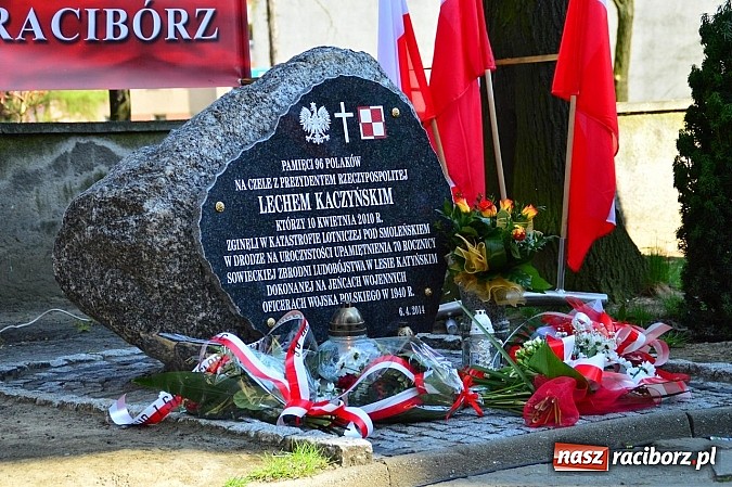 Zdjęcie w galerii na portalu naszraciborz.pl: Raciborzanie uczcili ofiary katastrofy smoleńskiej. Pierwsza rocznica odsłonięcia tablicy przy ul. Warszawskiej wiadomości z regionu