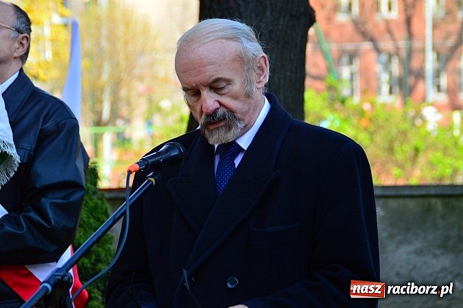 Zdjęcie w galerii na portalu naszraciborz.pl: Raciborzanie uczcili ofiary katastrofy smoleńskiej. Pierwsza rocznica odsłonięcia tablicy przy ul. Warszawskiej wiadomości z regionu