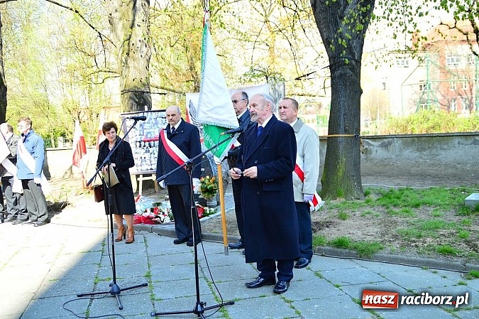 Zdjęcie w galerii na portalu naszraciborz.pl: Raciborzanie uczcili ofiary katastrofy smoleńskiej. Pierwsza rocznica odsłonięcia tablicy przy ul. Warszawskiej wiadomości z regionu