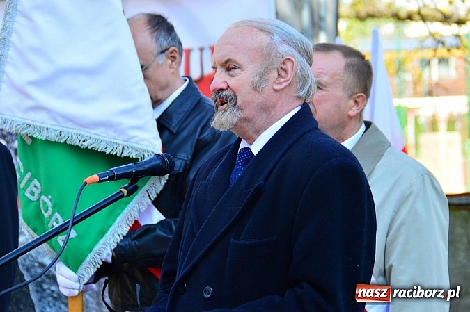 Zdjęcie w galerii na portalu naszraciborz.pl: Raciborzanie uczcili ofiary katastrofy smoleńskiej. Pierwsza rocznica odsłonięcia tablicy przy ul. Warszawskiej wiadomości z regionu
