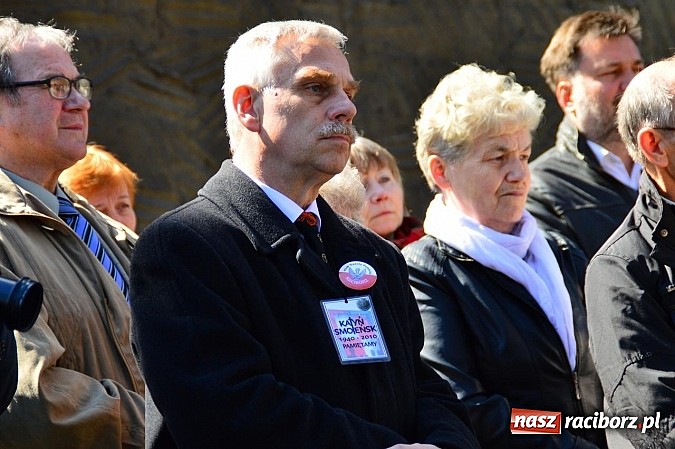 Zdjęcie w galerii na portalu naszraciborz.pl: Raciborzanie uczcili ofiary katastrofy smoleńskiej. Pierwsza rocznica odsłonięcia tablicy przy ul. Warszawskiej wiadomości z regionu