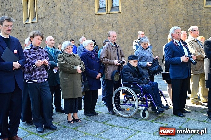 Zdjęcie w galerii na portalu naszraciborz.pl: Raciborzanie uczcili ofiary katastrofy smoleńskiej. Pierwsza rocznica odsłonięcia tablicy przy ul. Warszawskiej wiadomości z regionu
