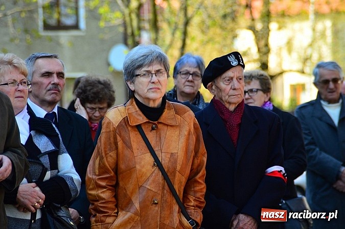 Zdjęcie w galerii na portalu naszraciborz.pl: Raciborzanie uczcili ofiary katastrofy smoleńskiej. Pierwsza rocznica odsłonięcia tablicy przy ul. Warszawskiej wiadomości z regionu