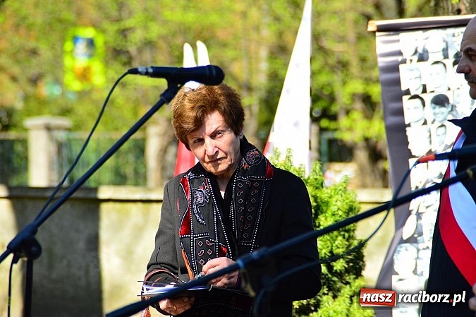 Zdjęcie w galerii na portalu naszraciborz.pl: Raciborzanie uczcili ofiary katastrofy smoleńskiej. Pierwsza rocznica odsłonięcia tablicy przy ul. Warszawskiej wiadomości z regionu