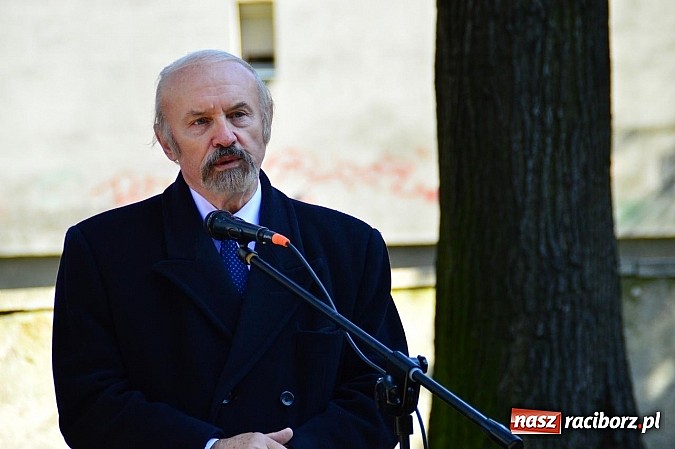 Zdjęcie w galerii na portalu naszraciborz.pl: Raciborzanie uczcili ofiary katastrofy smoleńskiej. Pierwsza rocznica odsłonięcia tablicy przy ul. Warszawskiej wiadomości z regionu