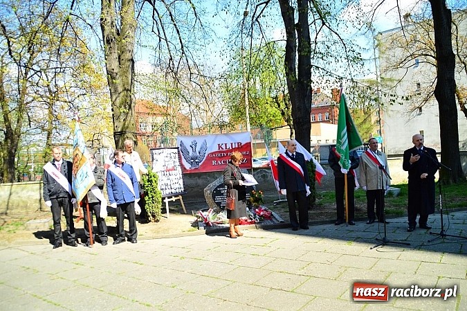 Zdjęcie w galerii na portalu naszraciborz.pl: Raciborzanie uczcili ofiary katastrofy smoleńskiej. Pierwsza rocznica odsłonięcia tablicy przy ul. Warszawskiej wiadomości z regionu