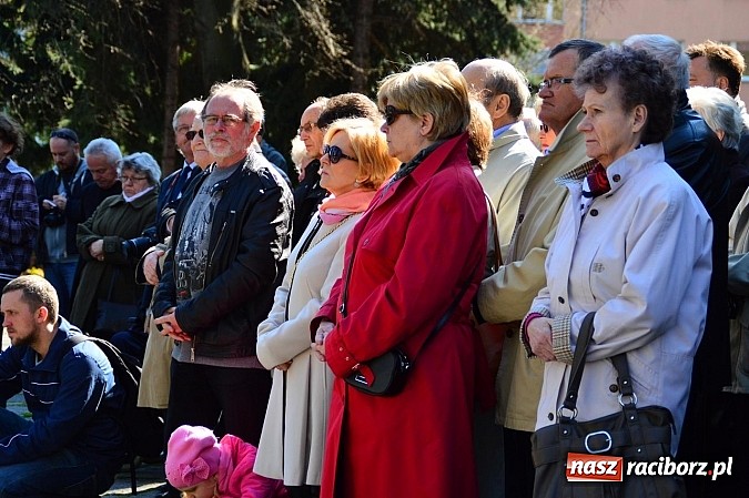 Zdjęcie w galerii na portalu naszraciborz.pl: Raciborzanie uczcili ofiary katastrofy smoleńskiej. Pierwsza rocznica odsłonięcia tablicy przy ul. Warszawskiej wiadomości z regionu