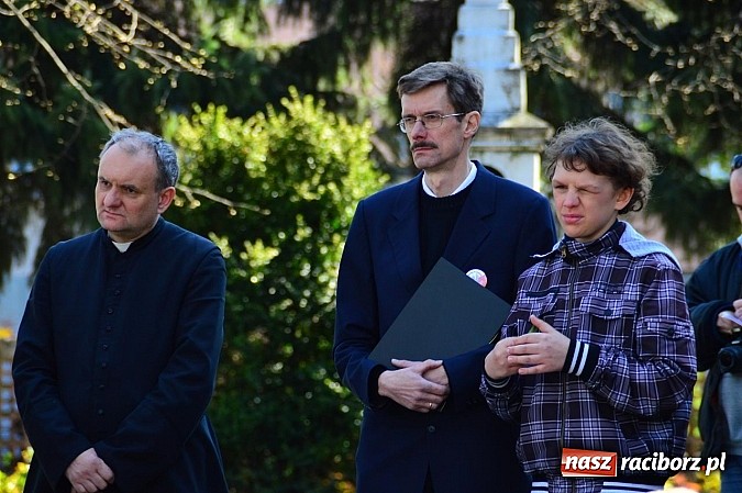 Zdjęcie w galerii na portalu naszraciborz.pl: Raciborzanie uczcili ofiary katastrofy smoleńskiej. Pierwsza rocznica odsłonięcia tablicy przy ul. Warszawskiej wiadomości z regionu