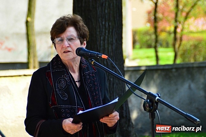 Zdjęcie w galerii na portalu naszraciborz.pl: Raciborzanie uczcili ofiary katastrofy smoleńskiej. Pierwsza rocznica odsłonięcia tablicy przy ul. Warszawskiej wiadomości z regionu