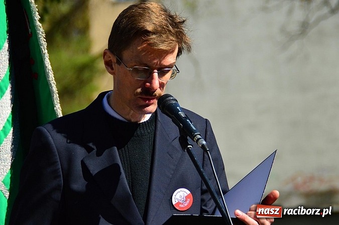 Zdjęcie w galerii na portalu naszraciborz.pl: Raciborzanie uczcili ofiary katastrofy smoleńskiej. Pierwsza rocznica odsłonięcia tablicy przy ul. Warszawskiej wiadomości z regionu