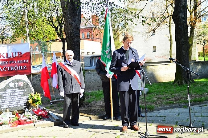 Zdjęcie w galerii na portalu naszraciborz.pl: Raciborzanie uczcili ofiary katastrofy smoleńskiej. Pierwsza rocznica odsłonięcia tablicy przy ul. Warszawskiej wiadomości z regionu