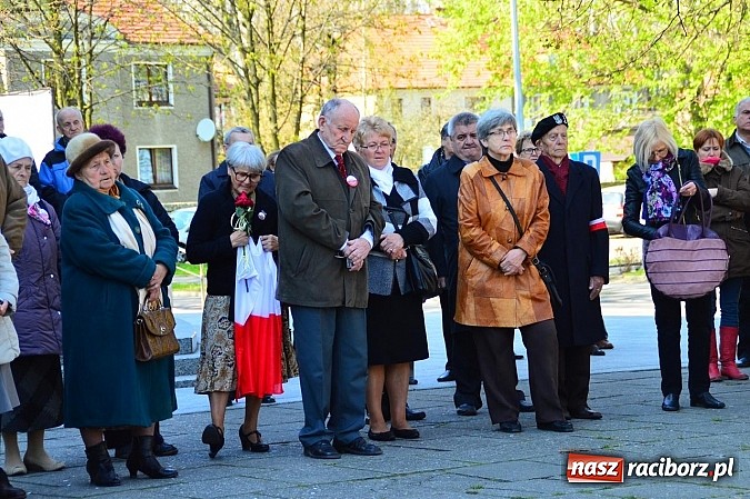 Zdjęcie w galerii na portalu naszraciborz.pl: Raciborzanie uczcili ofiary katastrofy smoleńskiej. Pierwsza rocznica odsłonięcia tablicy przy ul. Warszawskiej wiadomości z regionu