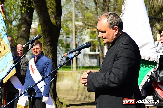 Zdjęcie w galerii na portalu naszraciborz.pl: Raciborzanie uczcili ofiary katastrofy smoleńskiej. Pierwsza rocznica odsłonięcia tablicy przy ul. Warszawskiej wiadomości z regionu