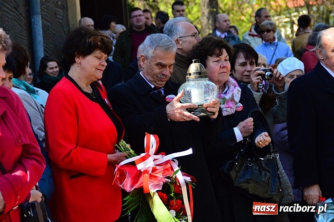 Zdjęcie w galerii na portalu naszraciborz.pl: Raciborzanie uczcili ofiary katastrofy smoleńskiej. Pierwsza rocznica odsłonięcia tablicy przy ul. Warszawskiej wiadomości z regionu
