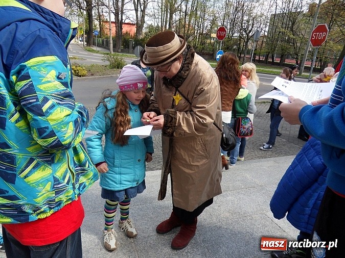 Zdjęcie w galerii na portalu naszraciborz.pl:  Gimnazjum Nr 5 w ogólnopolskiej akcji Żonkile 2015 wiadomości z regionu