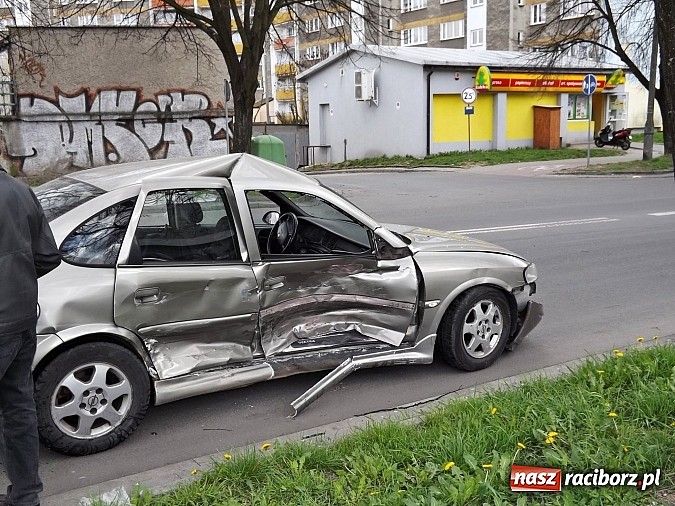 Zdjęcie w galerii na portalu naszraciborz.pl: Kolejna stłuczka na skrzyżowaniu Katowickiej z Ocicką! wiadomości z regionu