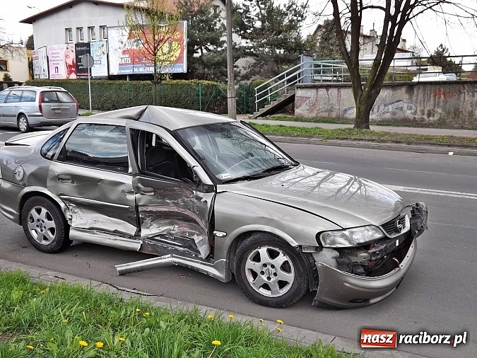 Zdjęcie w galerii na portalu naszraciborz.pl: Kolejna stłuczka na skrzyżowaniu Katowickiej z Ocicką! wiadomości z regionu