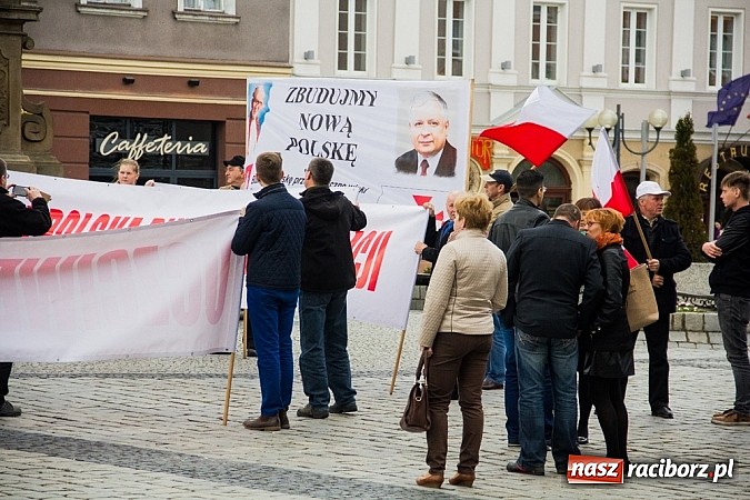 Zdjęcie w galerii na portalu naszraciborz.pl: Posłowie, działacze i sympatycy PiS-u na raciborskim Rynku wiadomości z regionu