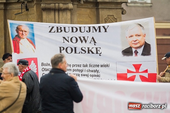 Zdjęcie w galerii na portalu naszraciborz.pl: Posłowie, działacze i sympatycy PiS-u na raciborskim Rynku wiadomości z regionu