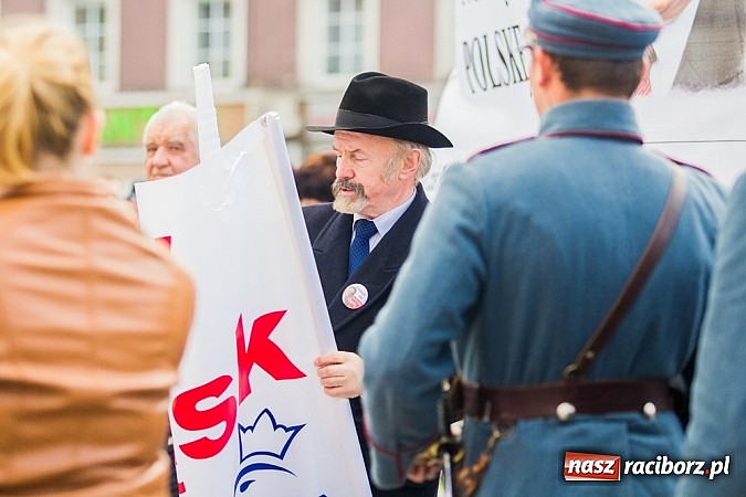 Zdjęcie w galerii na portalu naszraciborz.pl: Posłowie, działacze i sympatycy PiS-u na raciborskim Rynku wiadomości z regionu