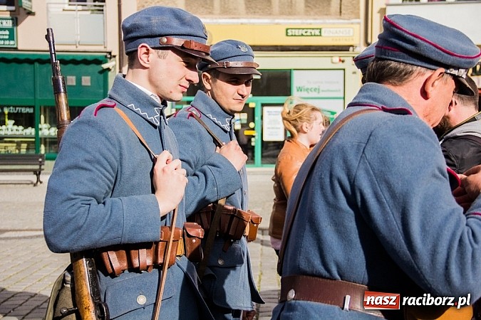 Zdjęcie w galerii na portalu naszraciborz.pl: Posłowie, działacze i sympatycy PiS-u na raciborskim Rynku wiadomości z regionu