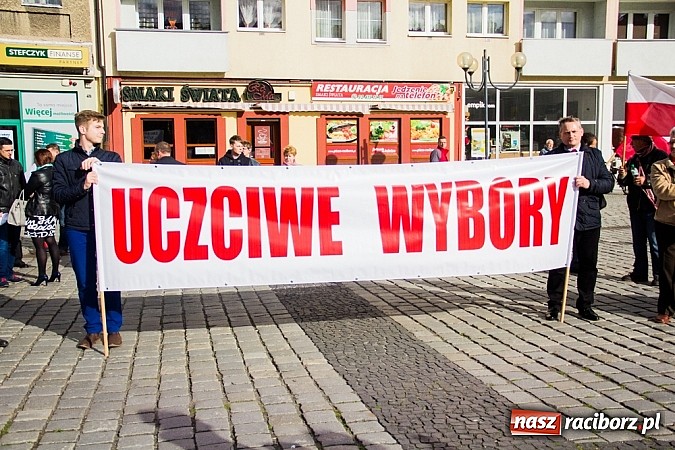 Zdjęcie w galerii na portalu naszraciborz.pl: Posłowie, działacze i sympatycy PiS-u na raciborskim Rynku wiadomości z regionu