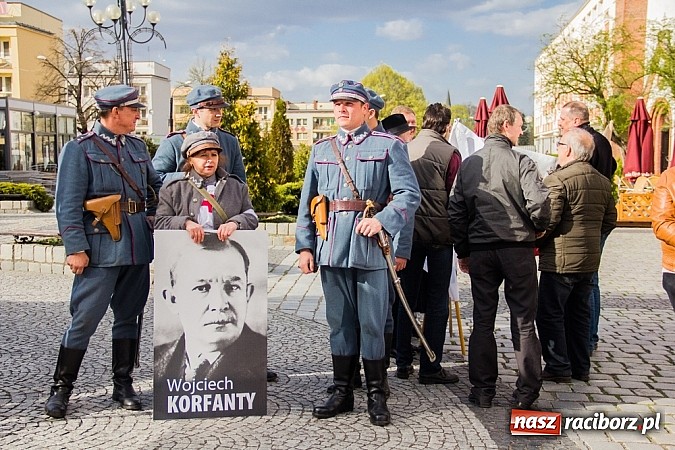 Zdjęcie w galerii na portalu naszraciborz.pl: Posłowie, działacze i sympatycy PiS-u na raciborskim Rynku wiadomości z regionu