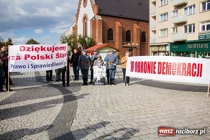 Zdjęcie w galerii na portalu naszraciborz.pl: Posłowie, działacze i sympatycy PiS-u na raciborskim Rynku wiadomości z regionu