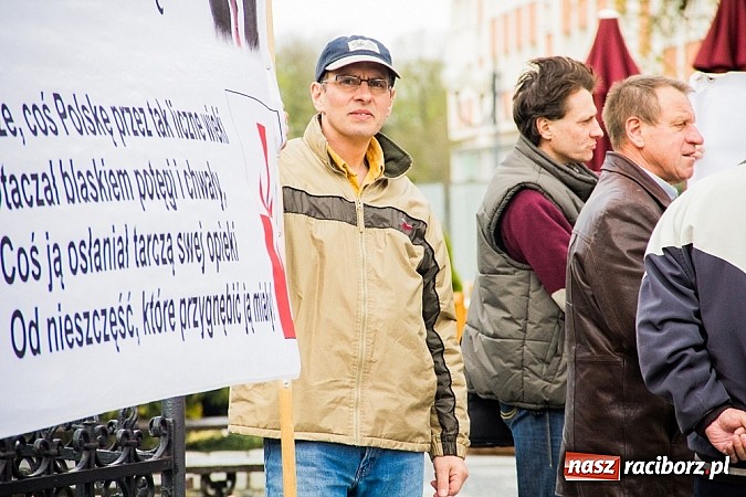 Zdjęcie w galerii na portalu naszraciborz.pl: Posłowie, działacze i sympatycy PiS-u na raciborskim Rynku wiadomości z regionu