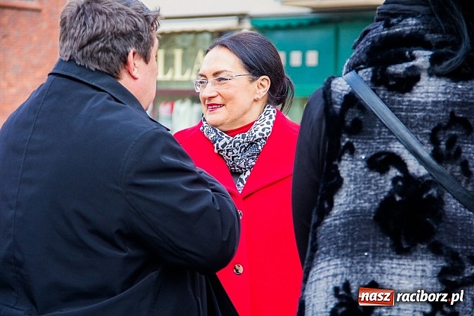 Zdjęcie w galerii na portalu naszraciborz.pl: Posłowie, działacze i sympatycy PiS-u na raciborskim Rynku wiadomości z regionu