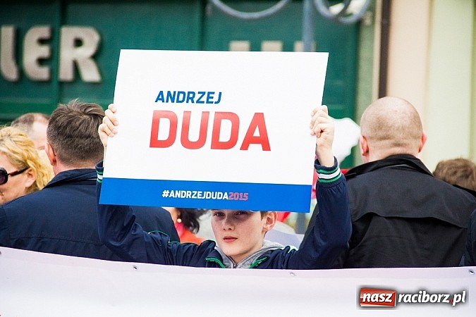 Zdjęcie w galerii na portalu naszraciborz.pl: Posłowie, działacze i sympatycy PiS-u na raciborskim Rynku wiadomości z regionu