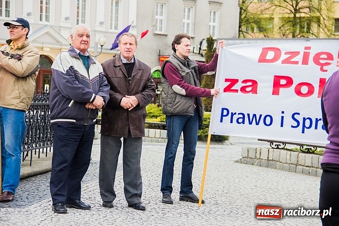 Zdjęcie w galerii na portalu naszraciborz.pl: Posłowie, działacze i sympatycy PiS-u na raciborskim Rynku wiadomości z regionu