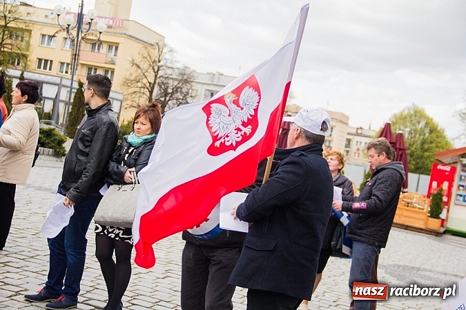 Zdjęcie w galerii na portalu naszraciborz.pl: Posłowie, działacze i sympatycy PiS-u na raciborskim Rynku wiadomości z regionu