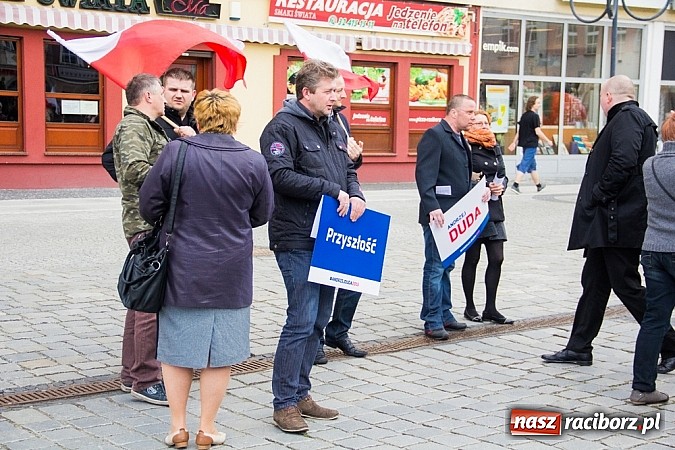 Zdjęcie w galerii na portalu naszraciborz.pl: Posłowie, działacze i sympatycy PiS-u na raciborskim Rynku wiadomości z regionu