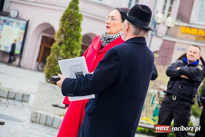 Zdjęcie w galerii na portalu naszraciborz.pl: Posłowie, działacze i sympatycy PiS-u na raciborskim Rynku wiadomości z regionu