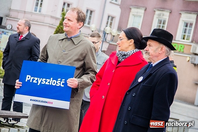 Zdjęcie w galerii na portalu naszraciborz.pl: Posłowie, działacze i sympatycy PiS-u na raciborskim Rynku wiadomości z regionu